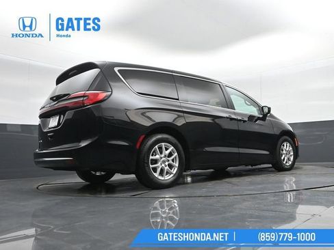 Used 2024 Chrysler Pacifica Touring-L FWD image 40