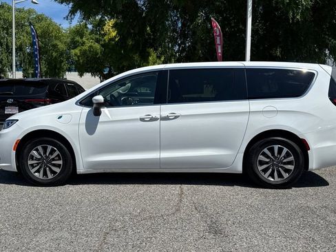 Used 2023 Chrysler Pacifica Touring-L FWD image 6