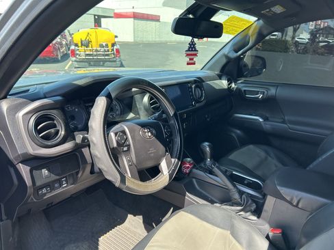 Used 2022 Toyota Tacoma TRD Off-Road w/ Technology Package image 6