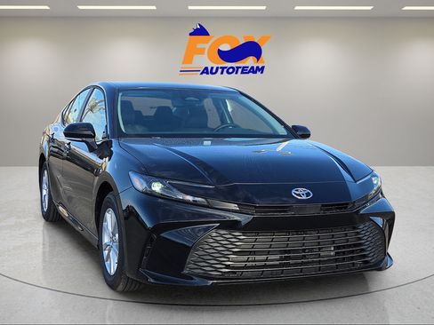 Used 2025 Toyota Camry LE FWD image 2