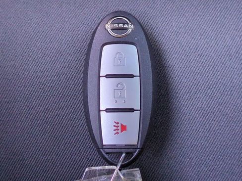 Used 2025 Nissan Frontier SV image 27