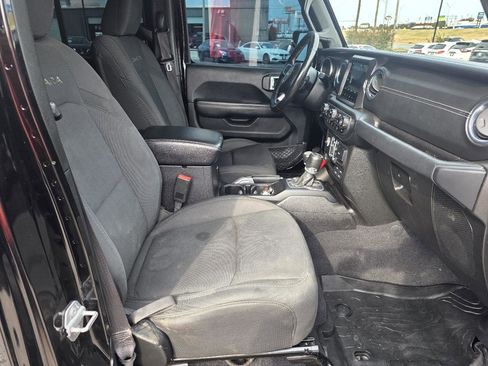 Used 2018 Jeep Wrangler Unlimited Sahara AWD/4WD image 16