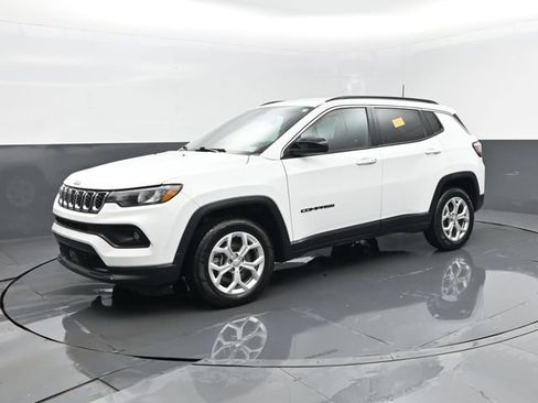 Used 2024 Jeep Compass Latitude AWD/4WD image 2