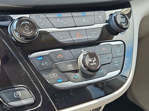 Used 2024 Chrysler Pacifica Touring-L FWD image 23