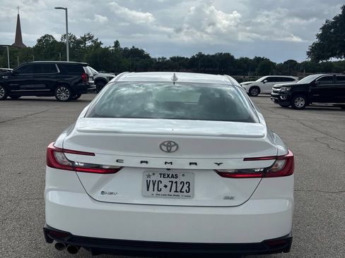 Used 2025 Toyota Camry SE FWD image 4