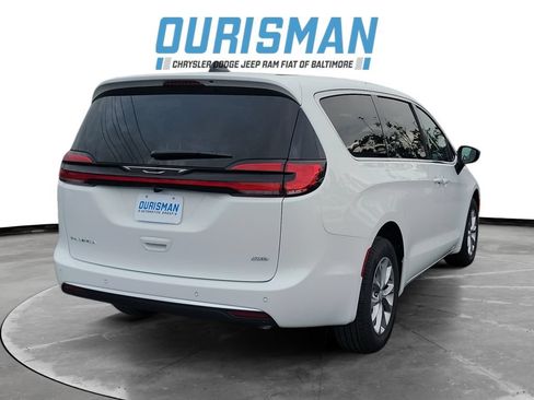 New 2027 Chrysler Pacifica Select w/ Family Tech Group AWD/4WD image 6