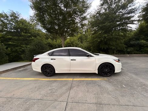 Used 2017 Nissan Altima 2.5 SR w/ Midnight Edition Package FWD image 10