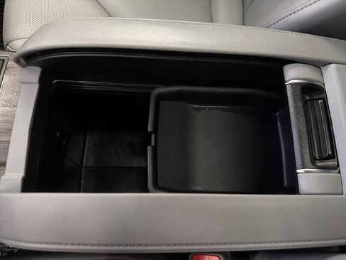 Used 2024 Toyota Highlander Platinum image 27