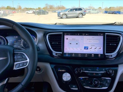 Used 2023 Chrysler Pacifica Touring-L image 6