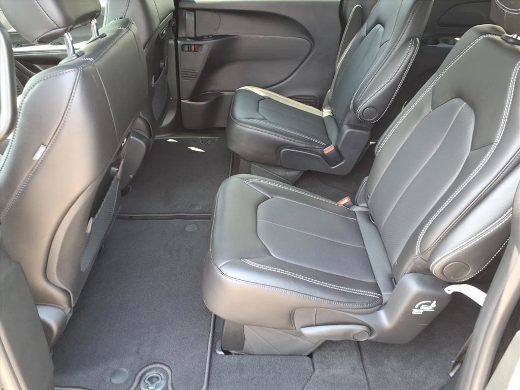 New 2027 Chrysler Pacifica Select FWD image 13