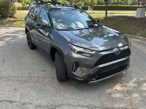 Used 2022 Toyota RAV4 XSE AWD/4WD image 2