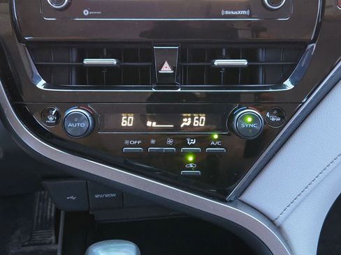 Used 2022 Toyota Camry SE FWD image 18