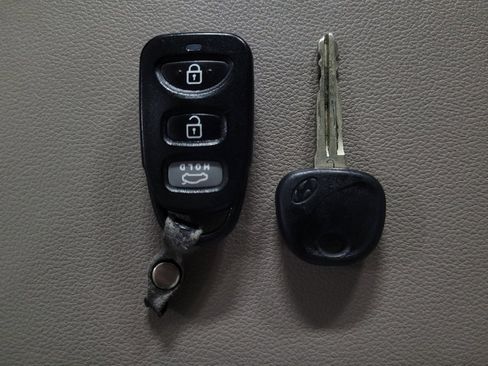 Used 2017 Hyundai Elantra SE image 32