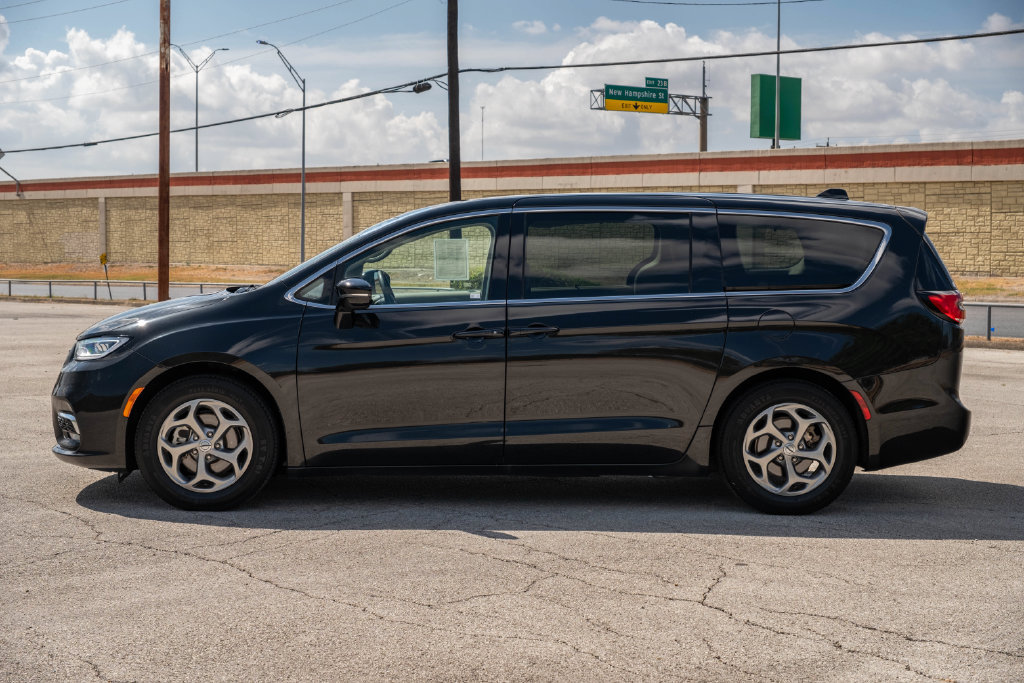 Used 2024 Chrysler Pacifica Limited FWD image 5