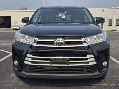 Used 2019 Toyota Highlander XLE FWD image 2