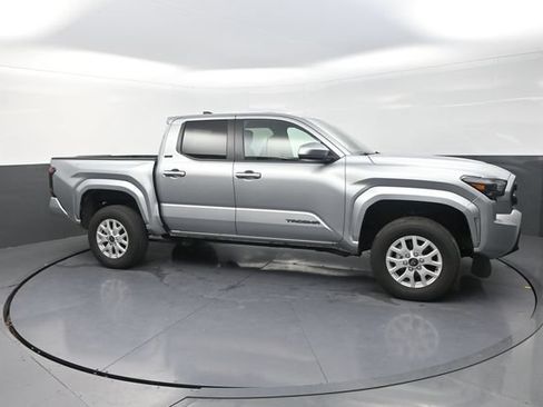 Used 2025 Toyota Tacoma SR5 AWD/4WD image 25