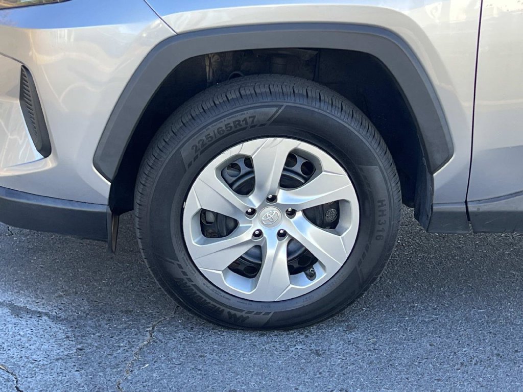 Used 2022 Toyota RAV4 LE FWD image 12