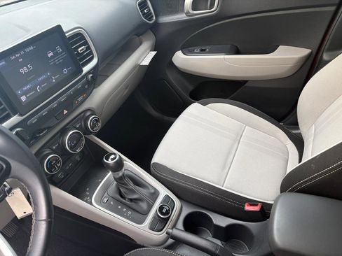 Used 2023 Hyundai Venue SEL FWD image 9