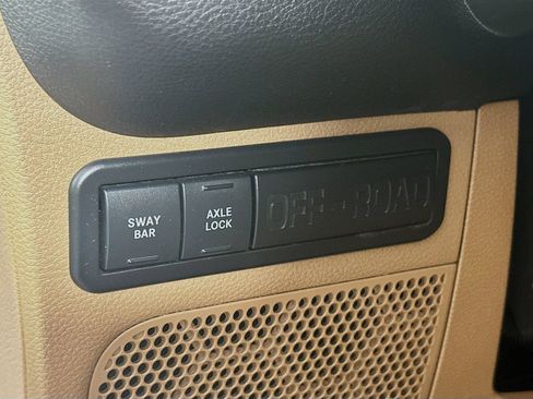Used 2016 Jeep Wrangler Unlimited Rubicon w/ Connectivity Group AWD/4WD image 10