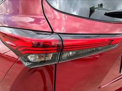 Used 2022 Toyota Highlander LE FWD image 13