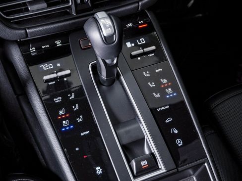 Certified 2025 Porsche Macan image 24