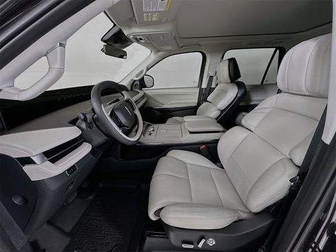 Used 2025 Lincoln Navigator Reserve image 21