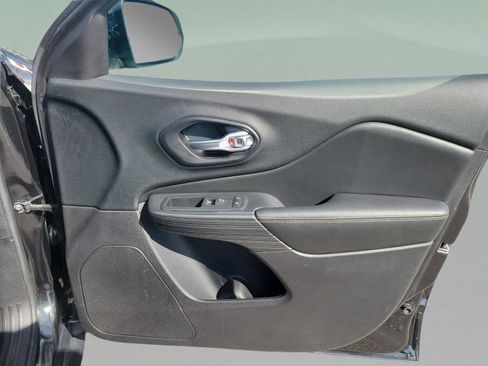 Used 2016 Jeep Cherokee Limited image 11