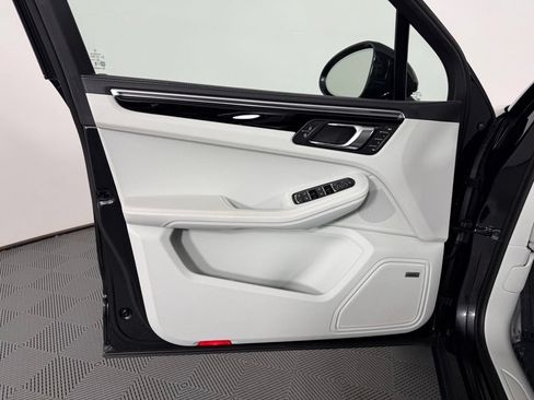 Certified 2025 Porsche Macan w/ Premium Package Plus AWD/4WD image 19