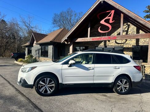 Used 2018 Subaru Outback 3.6R Limited image 2