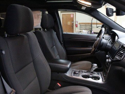 Used 2019 Jeep Grand Cherokee Laredo image 11
