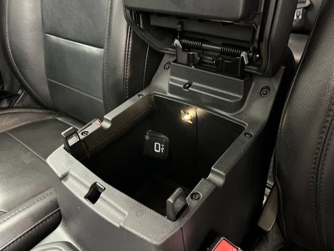 Used 2022 Jeep Wrangler Unlimited Sahara AWD/4WD image 27