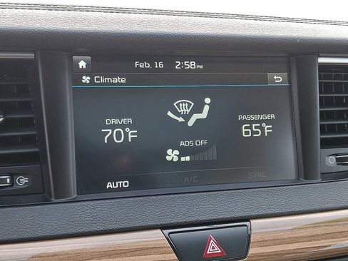 Used 2018 Kia Cadenza Premium w/ Luxury Package image 17