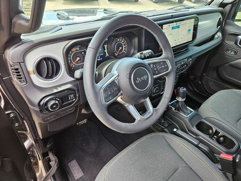 Used 2025 Jeep Wrangler Unlimited Sahara AWD/4WD image 15