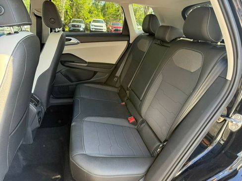 Used 2025 Volkswagen Taos SE image 7