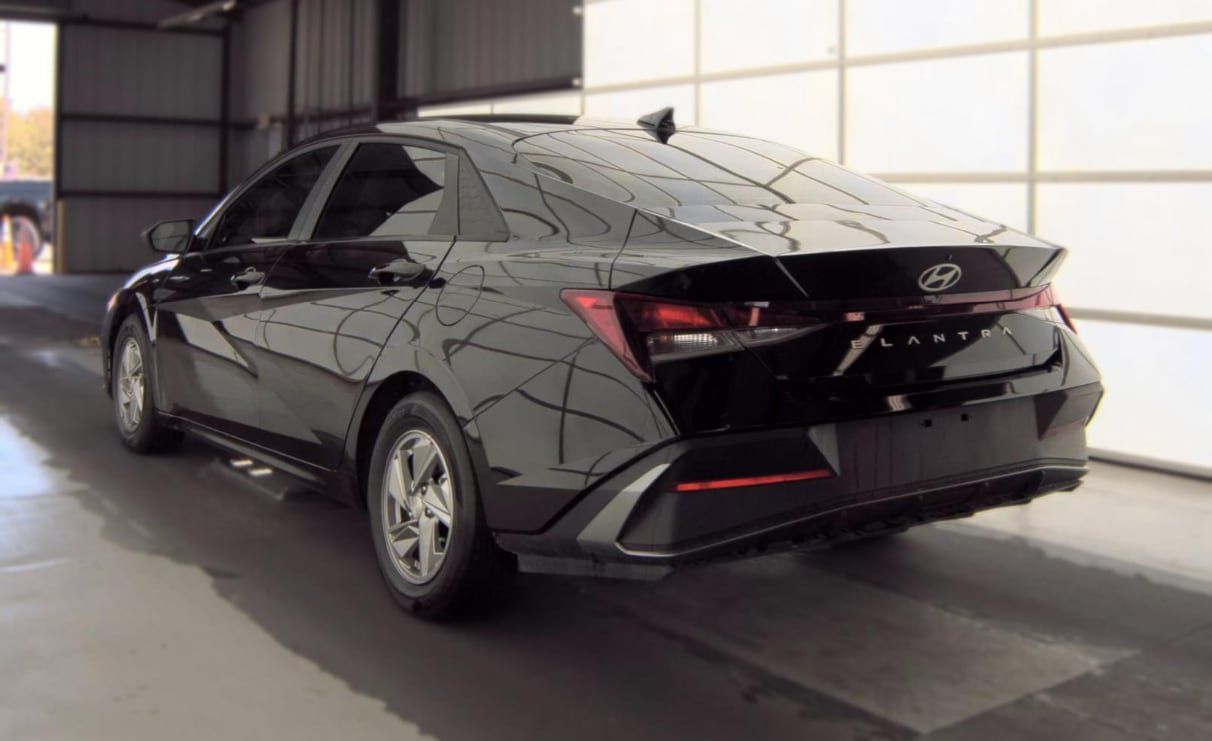 Used 2025 Hyundai Elantra SE FWD image 8