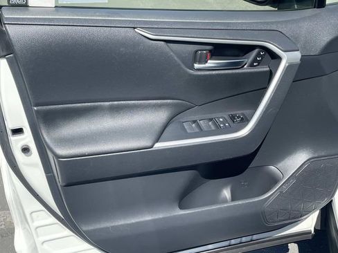 Used 2021 Toyota RAV4 XLE Premium image 18