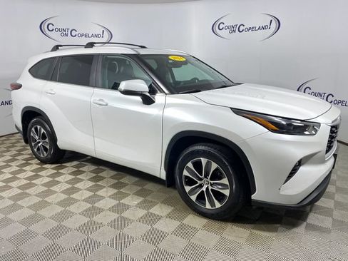 Certified 2024 Toyota Highlander XLE AWD/4WD image 1
