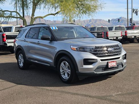 Used 2022 Ford Explorer XLT image 3