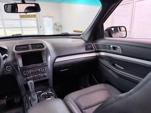 Used 2017 Ford Explorer XLT w/ Equipment Group 202A FWD image 28