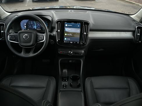 Used 2025 Volvo XC40 B5 Core image 3
