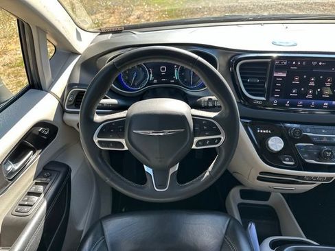 Used 2022 Chrysler Pacifica Touring-L FWD image 29