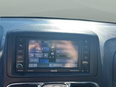 Used 2016 Chrysler Town & Country Touring w/ Driver Convenience Group FWD image 18