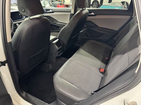 Used 2024 Volkswagen Taos SE image 15