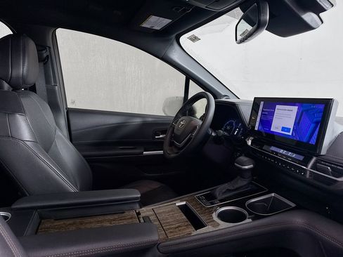 Used 2025 Toyota Sienna Platinum image 38