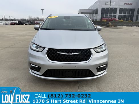 Used 2023 Chrysler Pacifica Touring-L image 2