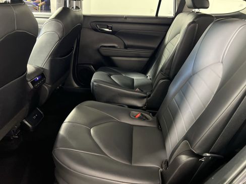 Used 2020 Toyota Highlander XLE image 26