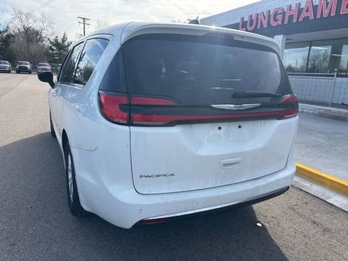 Used 2024 Chrysler Pacifica Touring-L image 9