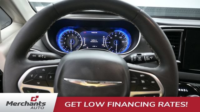 Used 2024 Chrysler Pacifica Touring-L FWD image 17