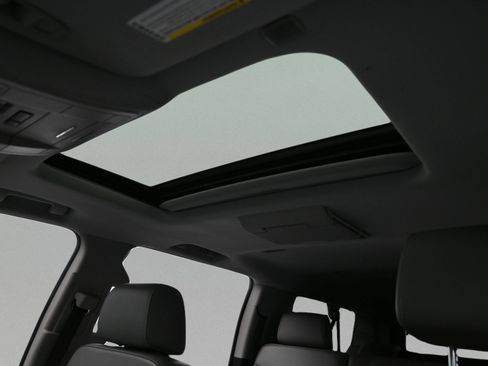 Used 2018 Chevrolet Suburban LT RWD image 22