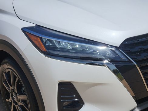Used 2024 Nissan Kicks SR w/ SR Premium Package FWD image 11
